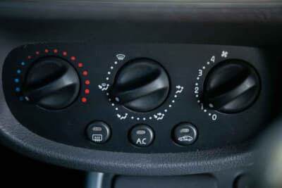 3万7083英ポンド（邦貨換算約約783万円）で落札されたルノー「スポール クリオV6」（C）iconicauctioneers