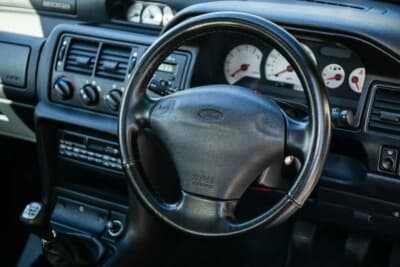 10万ポンド～12万ポンド（邦貨換算約202万円〜242万円で現在も販売中のフォード「エスコートRSコスワース」（C）iconicauctioneers