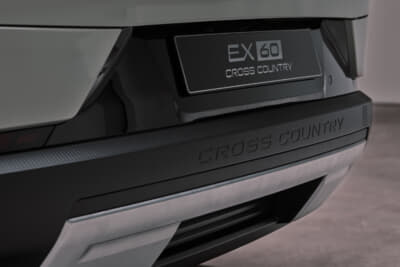 ボルボEX60 クロスカントリー:フロントとリアにブラッシュド仕上げのステンレス製スキッドプレートを装着