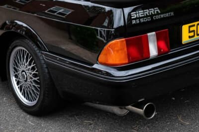 7万5000ポンド〜9万5000ポンド(邦貨換算約1580万円〜約2000万円)で現在も販売中のフォード「シエラRS500」(C)iconicauctioneers