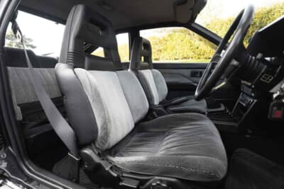 3万5000ポンド〜4万5000ポンド（約740万円〜約950万円）で現在も販売中のトヨタ「カローラ レビン」（C）iconicauctioneers