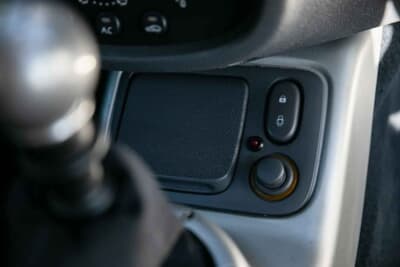 3万7083英ポンド（邦貨換算約約783万円）で落札されたルノー「スポール クリオV6」（C）iconicauctioneers