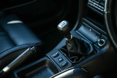 10万ポンド～12万ポンド（邦貨換算約202万円〜242万円で現在も販売中のフォード「エスコートRSコスワース」（C）iconicauctioneers