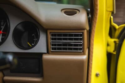 2万〜2万5000ポンド（約420万0000円〜526万0000円）で現在も販売中のトヨタ「カリーナ」（C）iconicauctioneers