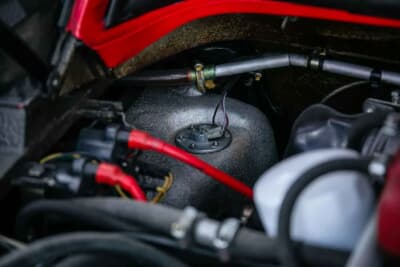 8万5000ポンド～9万5000ポンド（邦貨換算約1770万円〜1980万円）で現在も販売中のフェラーリ「208GTBターボ」（C）iconicauctioneers