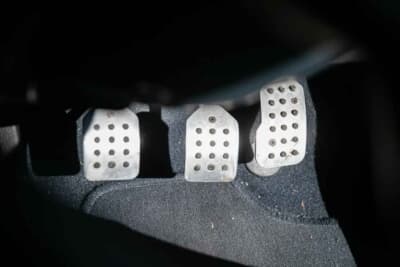 3万7083英ポンド（邦貨換算約約783万円）で落札されたルノー「スポール クリオV6」（C）iconicauctioneers