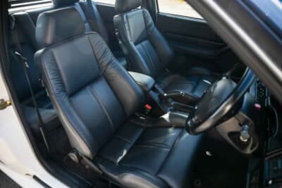 10万ポンド～12万ポンド（邦貨換算約202万円〜242万円で現在も販売中のフォード「エスコートRSコスワース」（C）iconicauctioneers