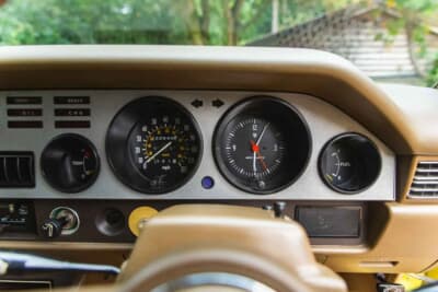 2万〜2万5000ポンド（約420万0000円〜526万0000円）で現在も販売中のトヨタ「カリーナ」（C）iconicauctioneers