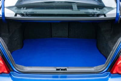 3万2000ポンド〜3万8000ポンド(邦貨換算約674万円〜801万円)で現在も販売中のスバル「インプレッサ WRX STI」(C)iconicauctioneers