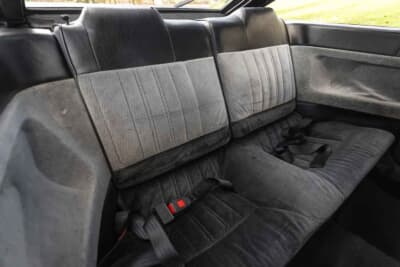 3万5000ポンド〜4万5000ポンド（約740万円〜約950万円）で現在も販売中のトヨタ「カローラ レビン」（C）iconicauctioneers