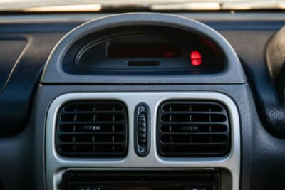 3万7083英ポンド（邦貨換算約約783万円）で落札されたルノー「スポール クリオV6」（C）iconicauctioneers