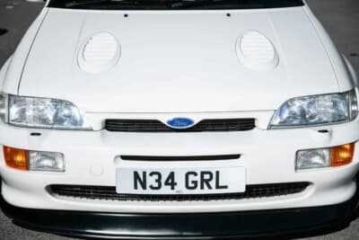 10万ポンド～12万ポンド（邦貨換算約202万円〜242万円で現在も販売中のフォード「エスコートRSコスワース」（C）iconicauctioneers