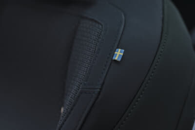 ボルボEX60 クロスカントリー:スカンジナビアンデザインの理念を映し出す国旗をシートタグにアレンジ