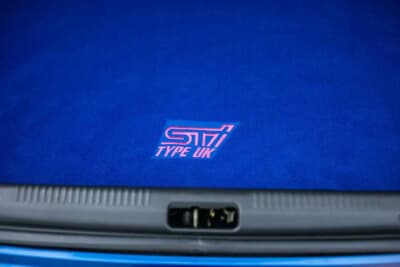 3万2000ポンド〜3万8000ポンド(邦貨換算約674万円〜801万円)で現在も販売中のスバル「インプレッサ WRX STI」(C)iconicauctioneers