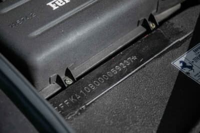 8万5000ポンド～9万5000ポンド（邦貨換算約1770万円〜1980万円）で現在も販売中のフェラーリ「208GTBターボ」（C）iconicauctioneers