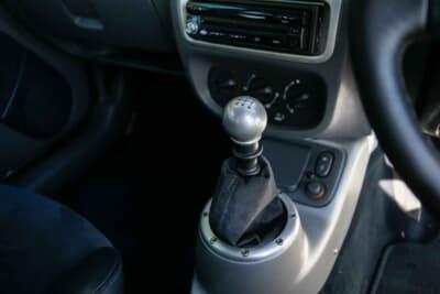 3万7083英ポンド（邦貨換算約約783万円）で落札されたルノー「スポール クリオV6」（C）iconicauctioneers