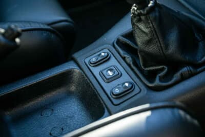 10万ポンド～12万ポンド（邦貨換算約202万円〜242万円で現在も販売中のフォード「エスコートRSコスワース」（C）iconicauctioneers