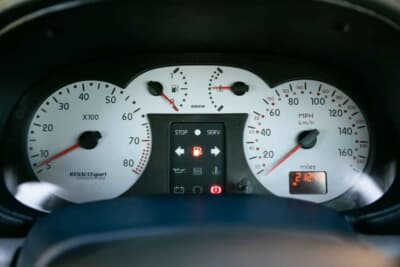 3万7083英ポンド（邦貨換算約約783万円）で落札されたルノー「スポール クリオV6」（C）iconicauctioneers