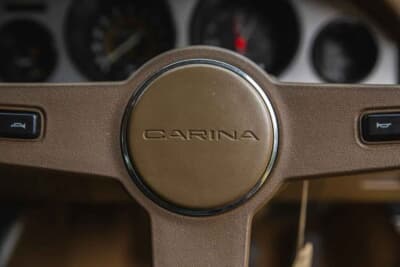 2万〜2万5000ポンド（約420万0000円〜526万0000円）で現在も販売中のトヨタ「カリーナ」（C）iconicauctioneers