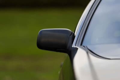 3万5000ポンド〜4万5000ポンド（約740万円〜約950万円）で現在も販売中のトヨタ「カローラ レビン」（C）iconicauctioneers