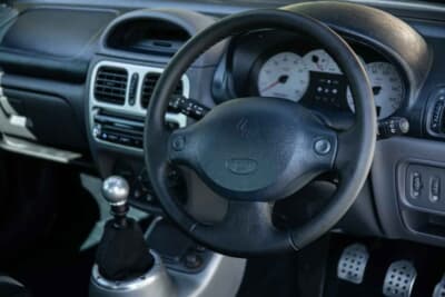 3万7083英ポンド（邦貨換算約約783万円）で落札されたルノー「スポール クリオV6」（C）iconicauctioneers