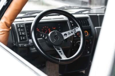 8万8875英ポンド（邦貨換算約1850万円）で現在も販売中のルノー「5ターボ2」（C）iconicauctioneers