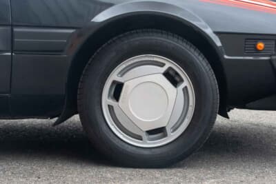 8100英ポンド（邦貨換算約170万円で落札されたベルトーネ「X1/9」（C）iconicauctioneers