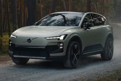 ボルボEX60 クロスカントリー:EX60より20mm引き上げた車高をエアサスにより走行時にさらに20mm上げることも可能