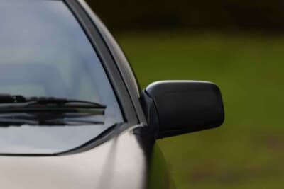 3万5000ポンド〜4万5000ポンド（約740万円〜約950万円）で現在も販売中のトヨタ「カローラ レビン」（C）iconicauctioneers