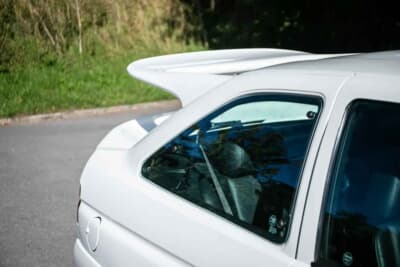 10万ポンド～12万ポンド（邦貨換算約202万円〜242万円で現在も販売中のフォード「エスコートRSコスワース」（C）iconicauctioneers