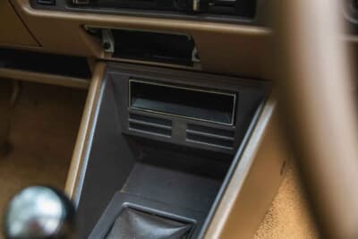 2万〜2万5000ポンド（約420万0000円〜526万0000円）で現在も販売中のトヨタ「カリーナ」（C）iconicauctioneers