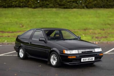 3万5000ポンド〜4万5000ポンド（約740万円〜約950万円）で現在も販売中のトヨタ「カローラ レビン」（C）iconicauctioneers