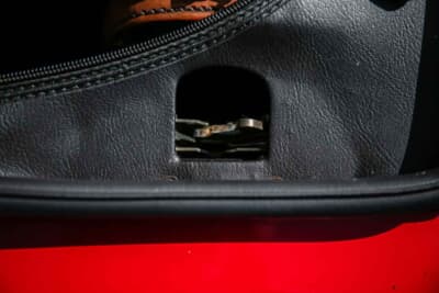 8万5000ポンド～9万5000ポンド（邦貨換算約1770万円〜1980万円）で現在も販売中のフェラーリ「208GTBターボ」（C）iconicauctioneers