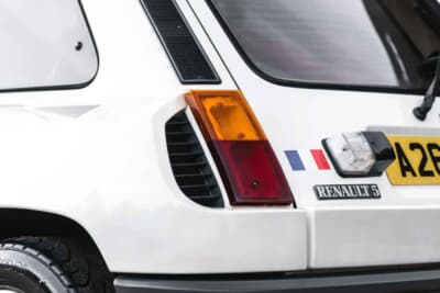 8万8875英ポンド（邦貨換算約1850万円）で現在も販売中のルノー「5ターボ2」（C）iconicauctioneers