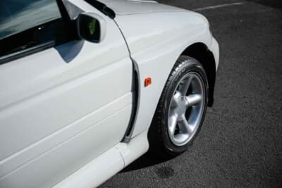 10万ポンド～12万ポンド（邦貨換算約202万円〜242万円で現在も販売中のフォード「エスコートRSコスワース」（C）iconicauctioneers