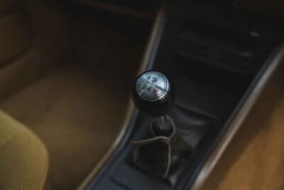 2万〜2万5000ポンド（約420万0000円〜526万0000円）で現在も販売中のトヨタ「カリーナ」（C）iconicauctioneers