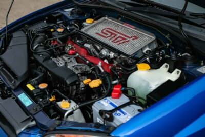 3万2000ポンド〜3万8000ポンド(邦貨換算約674万円〜801万円)で現在も販売中のスバル「インプレッサ WRX STI」(C)iconicauctioneers