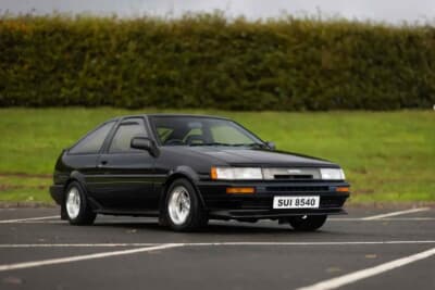 3万5000ポンド〜4万5000ポンド（約740万円〜約950万円）で現在も販売中のトヨタ「カローラ レビン」（C）iconicauctioneers