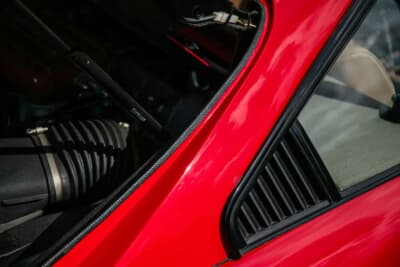 8万5000ポンド～9万5000ポンド（邦貨換算約1770万円〜1980万円）で現在も販売中のフェラーリ「208GTBターボ」（C）iconicauctioneers