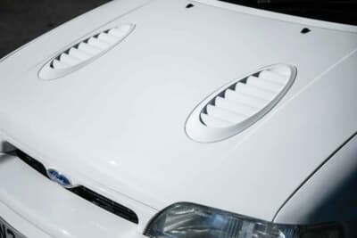 10万ポンド～12万ポンド（邦貨換算約202万円〜242万円で現在も販売中のフォード「エスコートRSコスワース」（C）iconicauctioneers