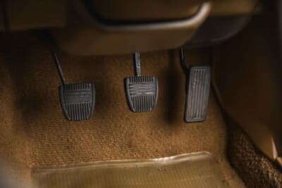 2万〜2万5000ポンド（約420万0000円〜526万0000円）で現在も販売中のトヨタ「カリーナ」（C）iconicauctioneers