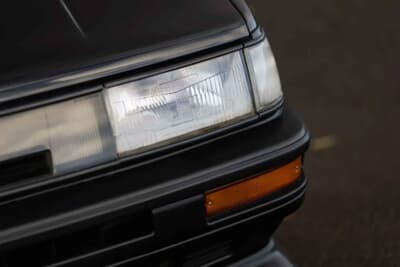 3万5000ポンド〜4万5000ポンド（約740万円〜約950万円）で現在も販売中のトヨタ「カローラ レビン」（C）iconicauctioneers