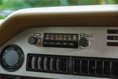 2万〜2万5000ポンド（約420万0000円〜526万0000円）で現在も販売中のトヨタ「カリーナ」（C）iconicauctioneers