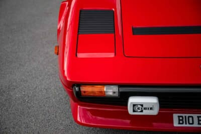 8万5000ポンド～9万5000ポンド（邦貨換算約1770万円〜1980万円）で現在も販売中のフェラーリ「208GTBターボ」（C）iconicauctioneers