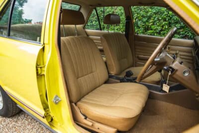 2万〜2万5000ポンド（約420万0000円〜526万0000円）で現在も販売中のトヨタ「カリーナ」（C）iconicauctioneers