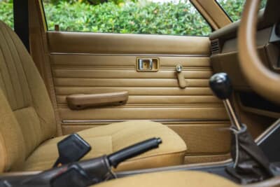 2万〜2万5000ポンド（約420万0000円〜526万0000円）で現在も販売中のトヨタ「カリーナ」（C）iconicauctioneers