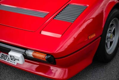 8万5000ポンド～9万5000ポンド（邦貨換算約1770万円〜1980万円）で現在も販売中のフェラーリ「208GTBターボ」（C）iconicauctioneers