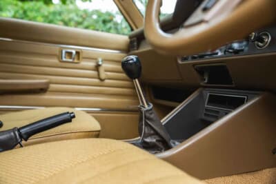 2万〜2万5000ポンド（約420万0000円〜526万0000円）で現在も販売中のトヨタ「カリーナ」（C）iconicauctioneers