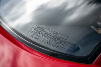 8万5000ポンド～9万5000ポンド（邦貨換算約1770万円〜1980万円）で現在も販売中のフェラーリ「208GTBターボ」（C）iconicauctioneers