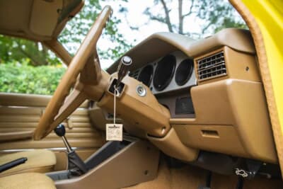 2万〜2万5000ポンド（約420万0000円〜526万0000円）で現在も販売中のトヨタ「カリーナ」（C）iconicauctioneers